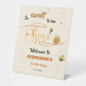 So Sweet To Bee Three Cute Honey Bee 3rd Birthday Sockelschild (Vorderseite)