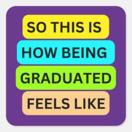 SO_THIS_IS_HOW_BEING_GRADUATED_FEELS_LIKE Lila Quadratischer Aufkleber
