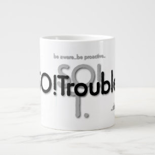 SO!Trouble Logos und Schlagzeilen Jumbo-Tasse
