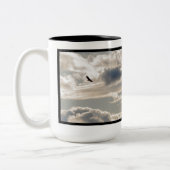 Soaring Bald Eagle Zweifarbige Tasse (Links)