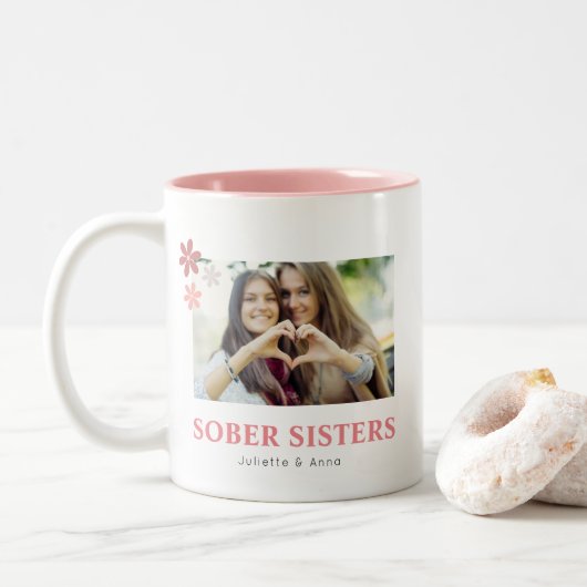 Sober Sisters Custom Foto and Names Pink Zweifarbige Tasse (Mit Donut)