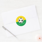 Soccer Ball on Yellow and Green Background Runder Aufkleber (Umschlag)