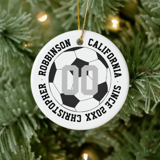Soccer Black and White Player Modern Keramik Ornament (Baum)