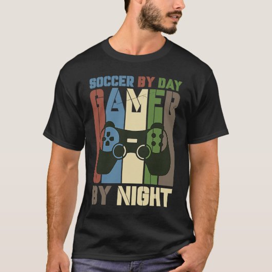 Soccer By Day Gamer By Night Soccer Goal Gaming De T-Shirt (Vorderseite)