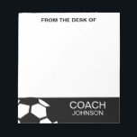 Soccer Coach Personalisiert Trendy Modern stilvoll Notizblock<br><div class="desc">Fußball Coach Personalisiert Trendy Moderne Stilvolle Schwarz-Weiß Notepad. Ein geometrischer Fußball verleiht diesem modischen Notizblock ein modernes Gefühl. Personalisieren Sie mit dem Namen in weiß mit schwarzem Hintergrund am Ende der Notizen. Ein praktisches und persönliches Geschenk für einen Schulfußballtrainer.</div>