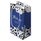 Soccer Invitational Blue mit Text Kleine Geschenktüte (Vorderseite Schrägansicht)
