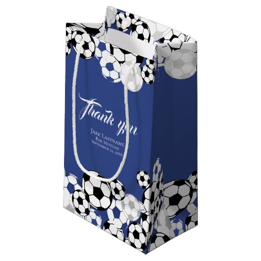 Soccer Invitational Blue mit Text Kleine Geschenktüte (Vorderseite Schrägansicht)