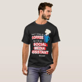 Social Media Assistant & Coffee Sprichwort T-Shirt (Vorne ganz)