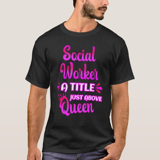 Social Worker A Title Just Above Queen Cute Saying T-Shirt (Vorderseite)