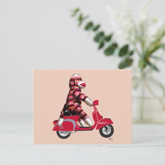 Sock Monkey auf Red Moped Postkarte (Stehend Vorderseite)