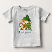 Sock Monkey mit Kleeblatt St. Patrick's Day Baby T-shirt (Vorderseite)