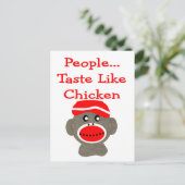 Sock Monkey "PEOPLE TASTE like CHICKEN" Postkarte (Stehend Vorderseite)