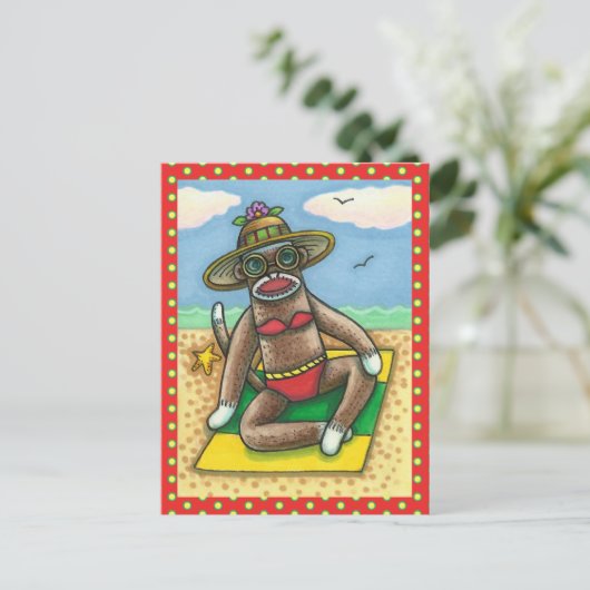 SOCK MONKEY RED BIKINI, AM STRAND CARTOON Funny Postkarte (Stehend Vorderseite)