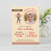 Sock Monkey zum Geburtstag Foto Einladung (Stehend Vorderseite)