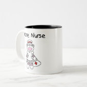 SOCKEN-AFFE-ZUKÜNFTIGE KRANKENSCHWESTER ZWEIFARBIGE TASSE (Vorderseite Links)