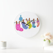Socken an der Wäscheleine Große Wanduhr (Zuhause)