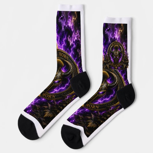 Socken Black Horn – Wikingerhelm mit Flamme (Linkes Detail)