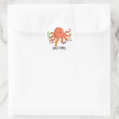Sockentopus Funny Octopus mit Socken Pun Runder Aufkleber (Tasche)