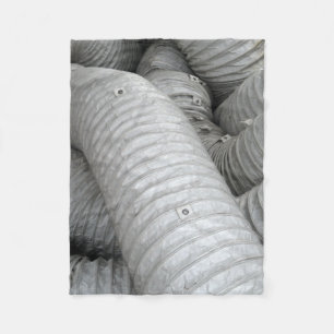 Sofa aus grauem und schwarzem Stoff Fleecedecke