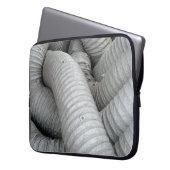 Sofa aus grauem und schwarzem Stoff Laptopschutzhülle (Vorderseite Links)