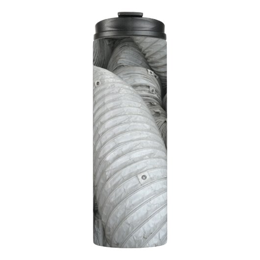 Sofa aus grauem und schwarzem Stoff Thermosbecher (Vorderseite)
