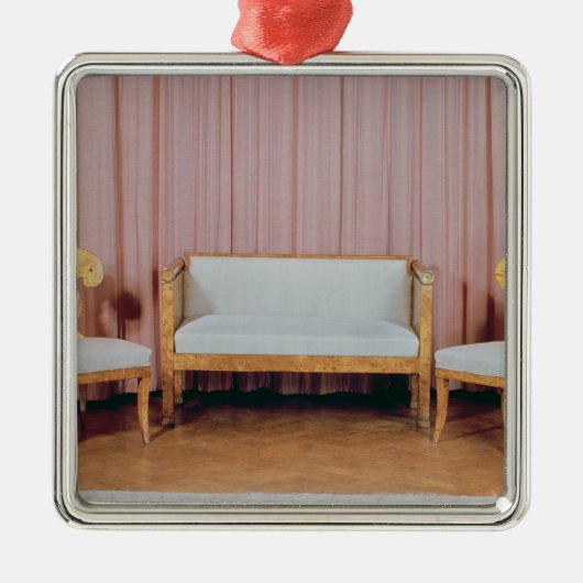 Sofa und zwei Stühle, karelische Birke, 1810-20 Silbernes Ornament (Vorne)