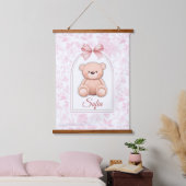 Sofia | Benutzerdefiniertes rosa Teddy-Bär-Kinderz Wandteppich Mit Holzrahmen (Schlafzimmer)