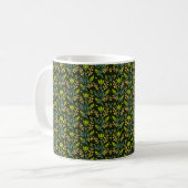 Sofisticiertes blaues und beiges Blumenmuster-Desi Kaffeetasse (Vorderseite Links)