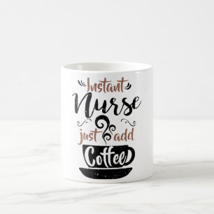 Sofortige Krankenschwester addieren gerade Kaffee Kaffeetasse