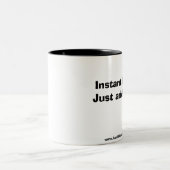 Sofortiger Mensch. Addieren Sie einfach Kaffee Zweifarbige Tasse (Mittel)