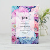 Soft Aqua & Light Pink Floral Wedding Monogram Einladung (Stehend Vorderseite)