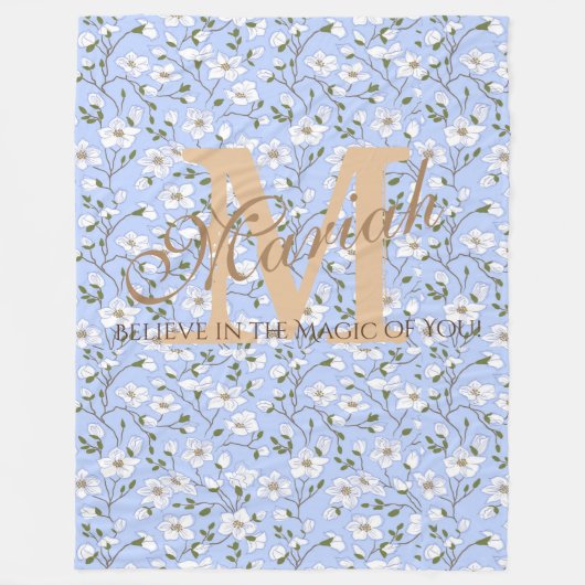 Soft Baby Blue White Floral Name Monogramm Fleecedecke (Vorderseite)