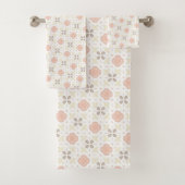Soft Beige and Blush Retro Tile Pattern Badhandtuch Set (Insitu)