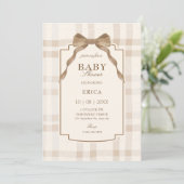 Soft beige brown bow tartan plaid baby shower einladung (Stehend Vorderseite)