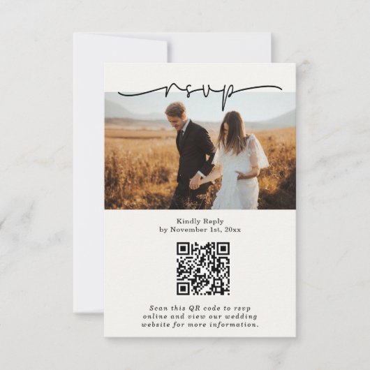 Soft Beige Minimalistische Script QR Code Foto Hoc RSVP Karte (Vorderseite)