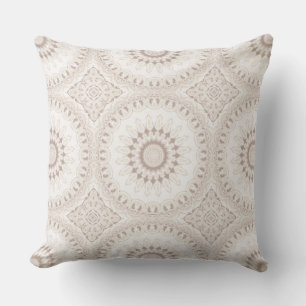 Soft Beige und White Mandala Medallion Kissen