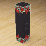 Soft Black Red Berry Eucalyptus Christmas/Holiday Weinbox<br><div class="desc">Elegante,  weiche,  schwarze,  personalisierte Weihnachts-/Feiertagswein-Geschenkbox mit einem Rand von handgemalten roten Beeren und Eukalyptus. Alle Texte sind vollständig editierbar,  sodass Sie den Schriftart leicht ändern können,  Farbe/Größe ändern und Text löschen oder verschieben können.Coordinating Elemente in meinem Shop verfügbar.</div>