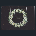 Soft Black Snowberry Eukalyptus Christmas/Holiday Große Geschenktüte<br><div class="desc">Elegante,  weich warme schwarz,  Weihnachts-/Feiertagsgeschenk-Tasche mit einer persönlichen Nachricht. Mit einem Kranz aus handgemalten Snowberries und Eukalyptus. Der gesamte Text ist vollständig editierbar,  sodass Sie den Schriftart leicht ändern können. Verschiedene Taschen in verschiedenen Größen und Koordinatensets in meinem Geschäft verfügbar.</div>