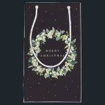 Soft Black Snowberry Eukalyptus Christmas/Holiday Kleine Geschenktüte<br><div class="desc">Eleganter,  sanfter,  schwarzer Weihnachts-/Feiertagsgeschenk mit einem Kranz von handgemalten Snowberries und Eukalyptus. Der gesamte Text ist vollständig editierbar,  sodass Sie den Schriftart leicht ändern können. Verschiedene Taschen in verschiedenen Größen und Koordinatensets in meinem Geschäft verfügbar.</div>