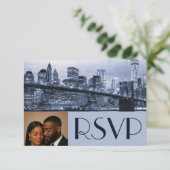 Soft Blue Brooklyn Bridge Wedding RSVP Einladung (Stehend Vorderseite)