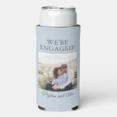Soft Blue Engagement Party Foto Wir sind Verlobt Selters Dosenkühler (Seltzer Rückseite)