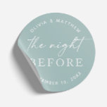 Soft Blue Green Probe Dinner | Nacht vor Runder Aufkleber<br><div class="desc">Fügen Sie Ihrem Hochzeitsessen eine ruhige und elegante Touch mit diesem zartrosa grünen Rundaufkleber mit "The Night Before" hinzu. Ideal für Paare, die in sanften, modernen Farbtönen Liebe haben. Mit seinem klassischen, minimalistischen Design ist dieser Aufkleber ideal zum Abdichten von Umschlägen, Dekorieren von Geschenktaschen oder zum Personalisieren von Geschenken für...</div>