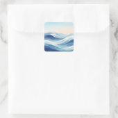 Soft Blue Ocean Waves and Pastel Sky Quadratischer Aufkleber (Tasche)