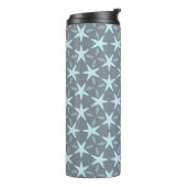 Soft Blue Starburst on Slate Grey Pattern Thermosbecher (Nach links gedreht)