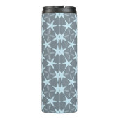 Soft Blue Starburst on Slate Grey Pattern Thermosbecher (Rückseite)