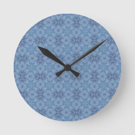 Soft Blue Tracery Runde Wanduhr