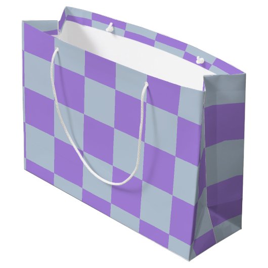 Soft Blue und Lavender Checked Große Geschenktüte (Rückseite Schrägansicht)