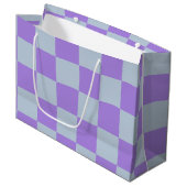 Soft Blue und Lavender Checked Große Geschenktüte (Vorderseite Schrägansicht)