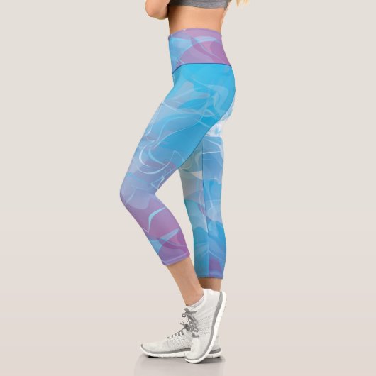 Soft Blue und Lilac Abstrakt Capri Leggings (Links)