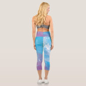 Soft Blue und Lilac Abstrakt Capri Leggings (Rückseite)